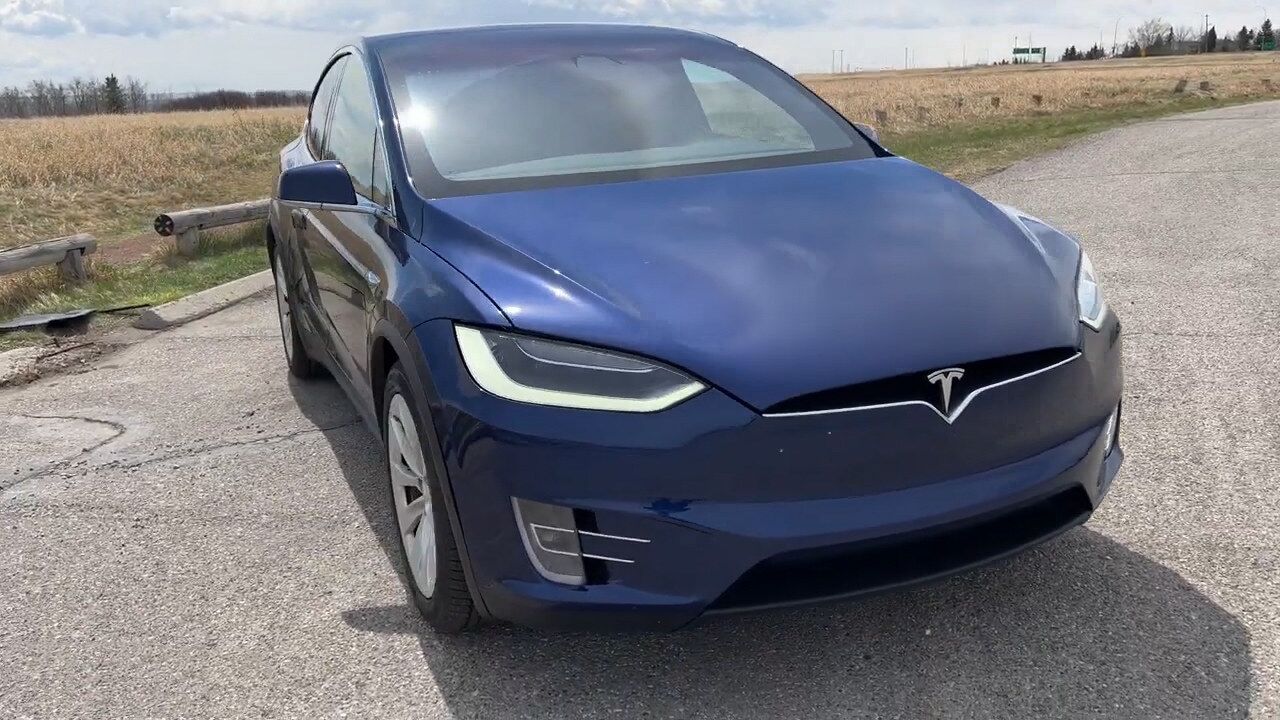 2022款特斯拉model x实车体验,按下钥匙打开鸥翼门,霸气开始