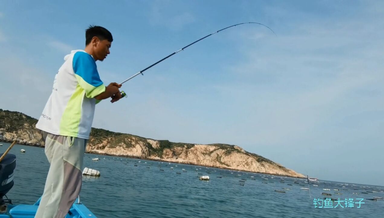 阿锋随便钓一会就赚1700块,鱼太多了,天黑了都舍不得回家