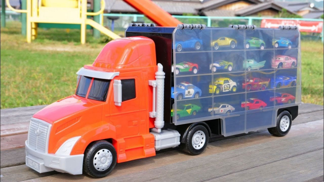 32辆小汽车换乘红色大卡车