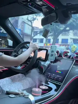 第一次开奔驰c260豪车终于感受到不塞车的感觉手握方向盘的女孩子奔驰