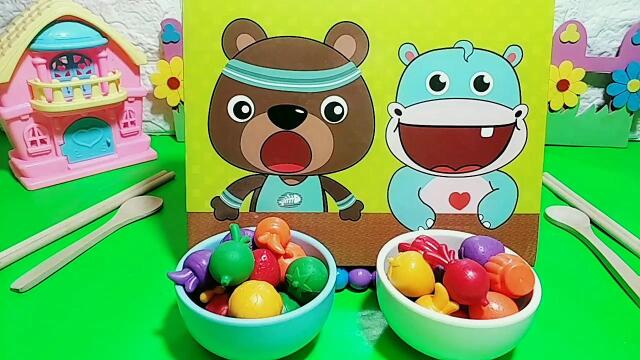 玩具故事:小熊和大河马张着嘴巴,你会用筷子给它们喂东西吗?