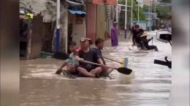 台风暹芭已登陆!三亚市民“泛舟”冒雨出行 电动车被洪水淹没