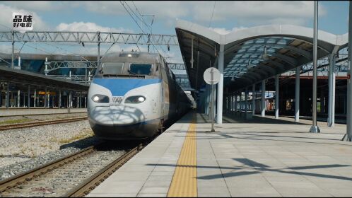 电影《釜山行》:乘客发现火车站空无一人,走出车站瞬间被丧尸包围