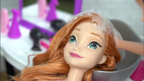 芭比娃娃玩具系列:芭比理发店改变发型