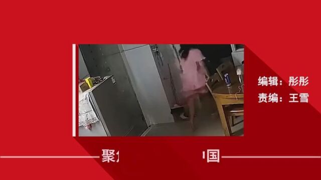 女子喊老公洗澡纹丝不动,警觉抬头一看撒丫子飞奔,手里东西亮了