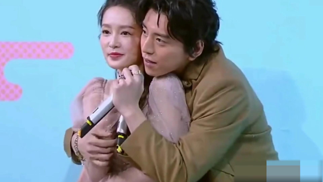 王大陆从背后抱住李沁,有谁注意他手的位置?李沁的反应太真实!