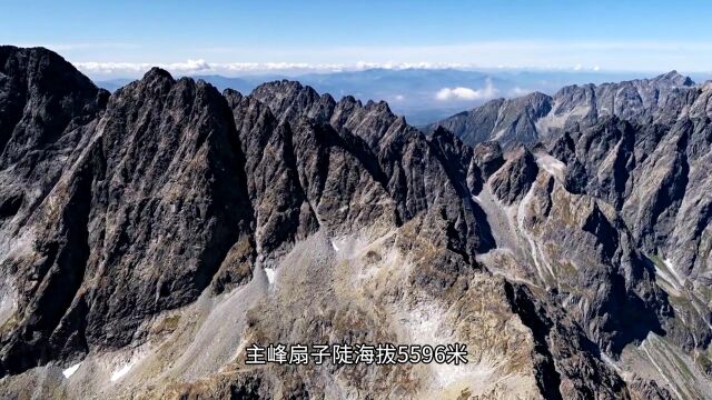 玉龙雪山 ,位于玉龙县以北15km处的白沙乡境内.主峰扇子陡海拔5596米,是世界上北半球纬度最低、海拔最高的山峰.它位于中国云南省丽江西北,呈南...