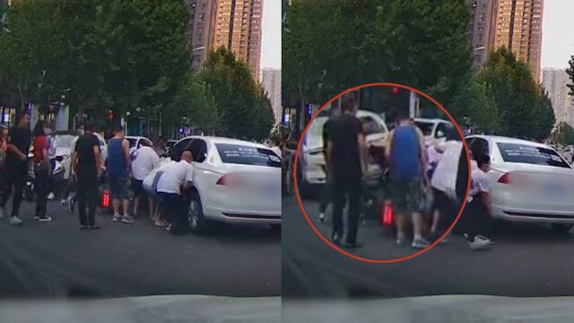 小车与后方电动车相撞,热心市民纷纷上前合力抬车救人