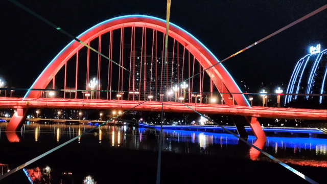 夜晚的德阳彩虹桥,流光溢彩,游船穿梭,景色迷人.