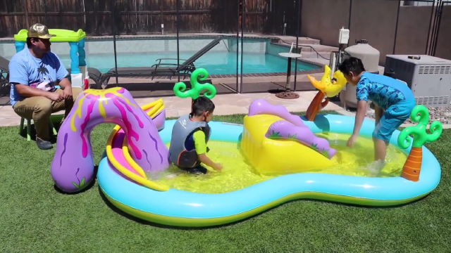 艾瑞克学游泳玩充气玩具