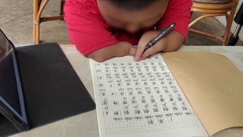 妈妈记录10岁儿子写作业，虽只有3根指头，却字迹工整不输常人