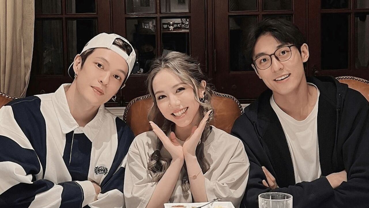 邓紫棋罕见秀恩爱!合影时靠近男友mark幸福甜笑