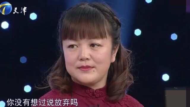 夏虹为了上学,不断地用脚练习写字,最后终于克服了困难丨群英会