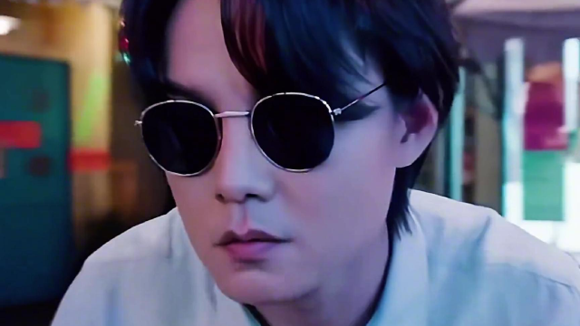 拿三叉戟的不一定就是海王,也可能是袁华.一个出场自带bgm的男人.