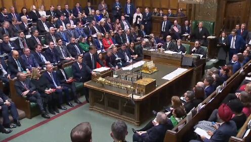 英国财政大臣亨特在议会公布2022年秋季预算案