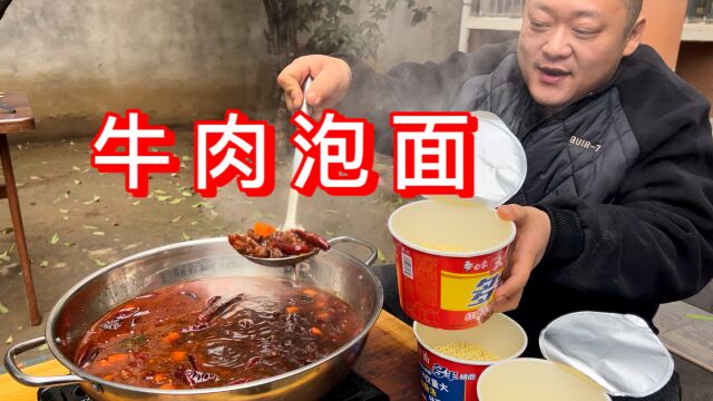 街头25一桶的牛肉泡面,120买块牛肉自己做,能做多少桶?