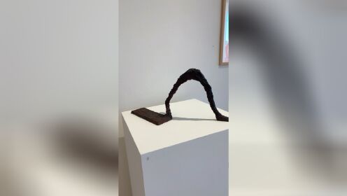 【现代艺术欣赏】瑞士南方小镇美术博物馆雕塑巨匠回顾展 美术馆坐落于酒庄内的古堡 关注917 Fine Arts画廊的账号收取更多世界顶尖艺术讯息