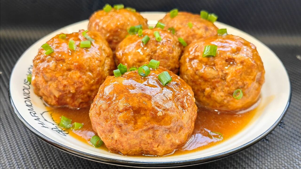 年夜饭的餐桌上一定要有这个红烧狮子头,寓意团团圆圆.太香了