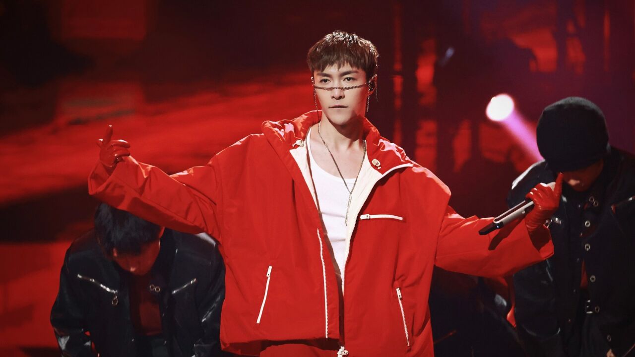 湖南台春晚丨张艺兴唱跳《面纱》赢麻了,帅气rap嗨翻全场