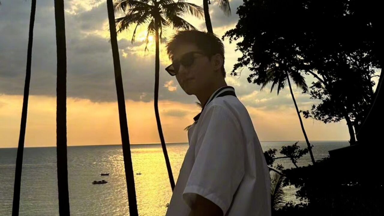 杨洋晒泰国旅游自拍照 穿黑色t恤戴棒球帽比耶清爽帅气