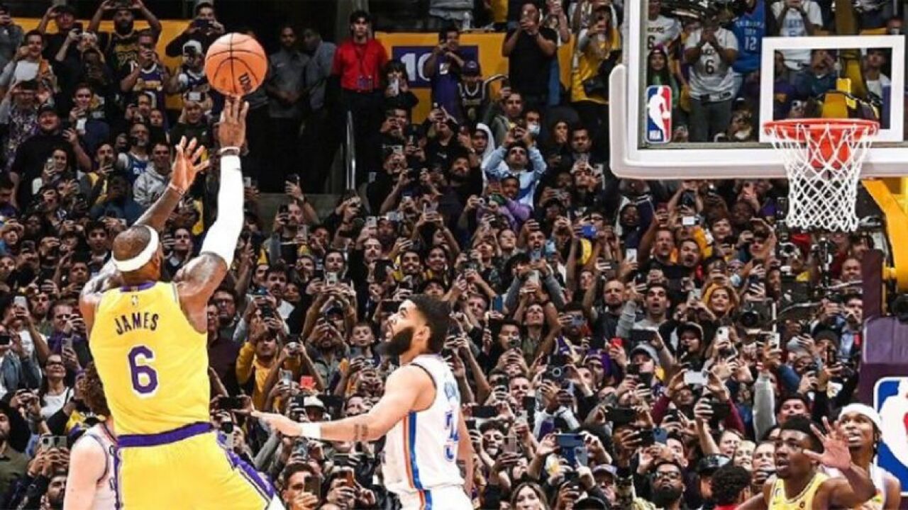 慢镜还原詹姆斯加冕NBA历史得分王全过程,拥抱贾巴尔+激动落泪!_高清1080P在线观看平台_腾讯视频