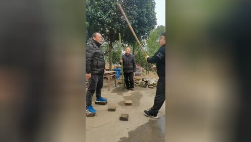 80岁老拳师传授空手夺棍绝技