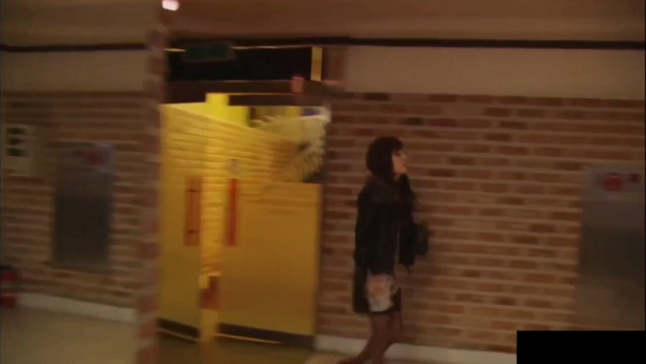 女子整张脸被胶布紧紧裹住，嘴巴被封死讲不了话只有一个孔能呼吸，被罪犯发现撕下几条胶布死死的封住鼻子最后口鼻都被封死想撕胶带被罪犯逮着胶布再次封住口鼻挣扎无果窒息_腾讯视频