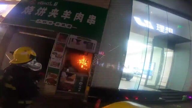 突发!金华市中心发生火灾!这家店不断有明火窜出,聚集大量群众围观....