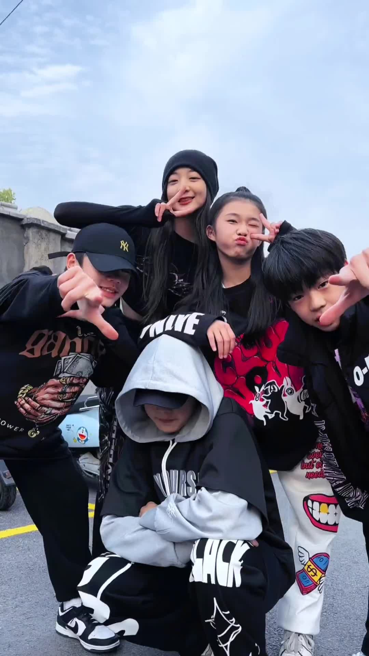 好天气和小伙伴们一起转圈圈7015odog 默契转圈舞 帅气逼人组合