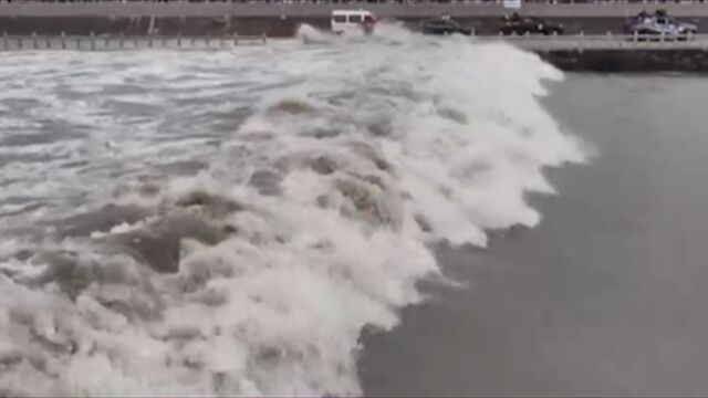 浙江海宁:八月涛声吼地来,追波逐浪看大潮