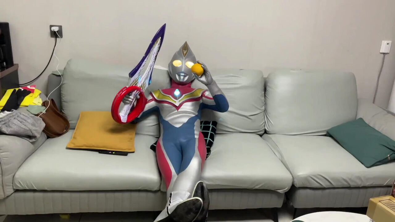 放假宅在家的戴拿奥特曼