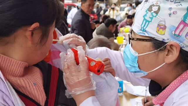 黔西市人民医院为退休老专家举办退休仪式