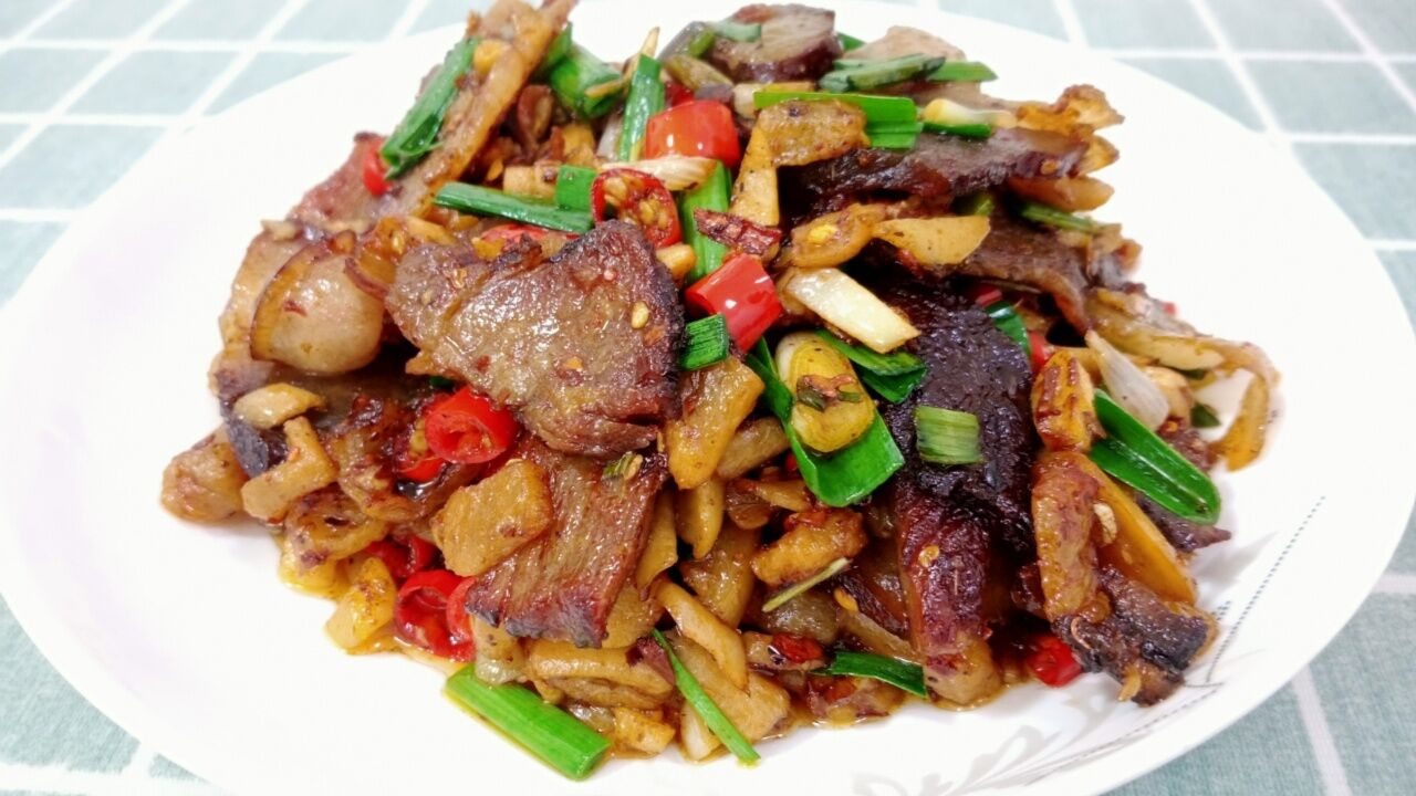 萝卜干里加腊肉,飘香四溢,脆爽又入味,既下酒又下饭