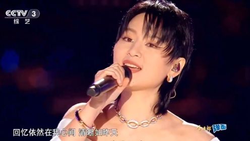 周笔畅大湾区音乐会演唱《风的季节》组曲。