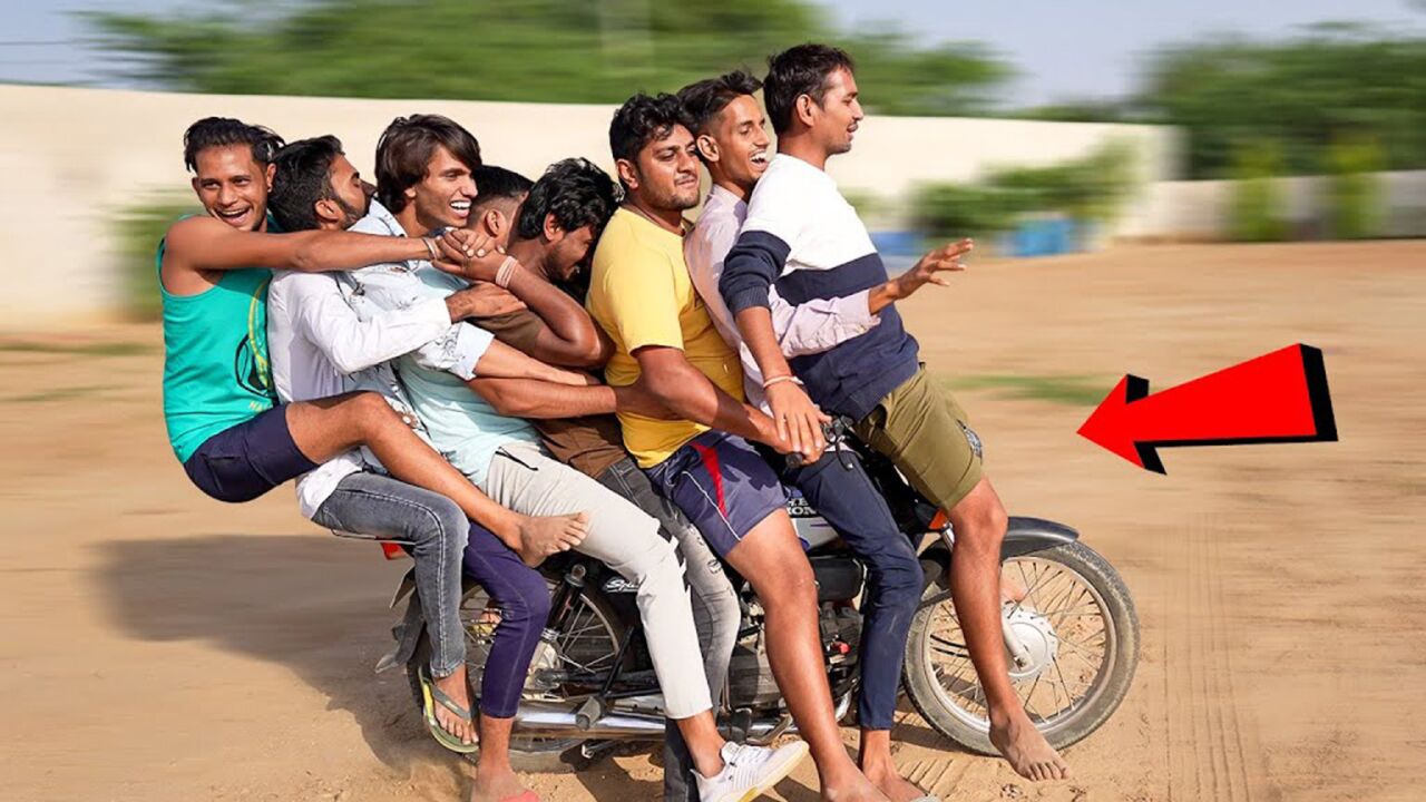 印度小哥极限挑战,一辆摩托车坐11个人,车子能正常行驶吗?