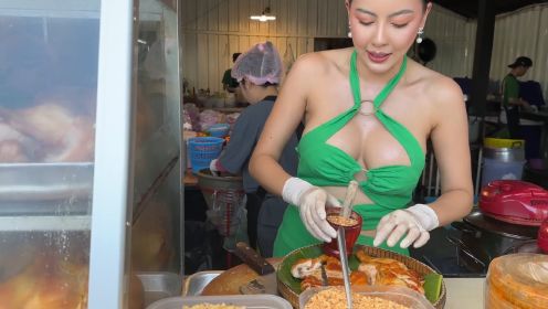 芭堤雅最有名的烤鸡由美女服务 - 泰国街头美食