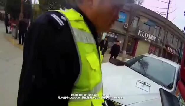 周至县哑柏交警紧急护送危重病人就医,警车开道为生命护航