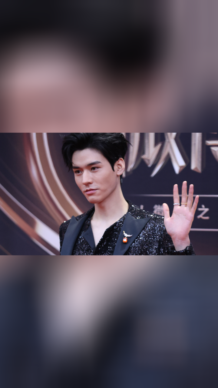 龚俊亮片西装闪耀微博之夜红毯  帅气挥手魅力十足