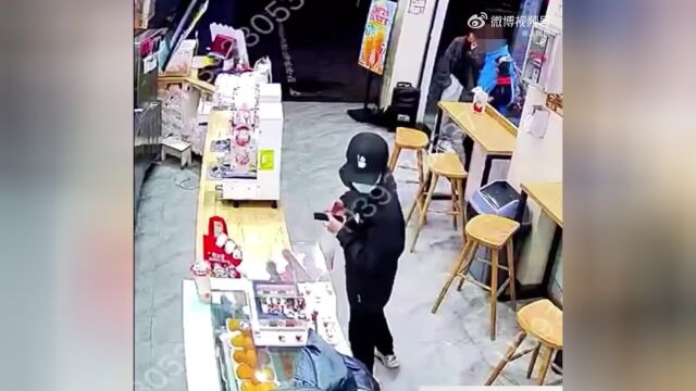 福建泉州:男子伪装外卖小哥奶茶店偷外卖