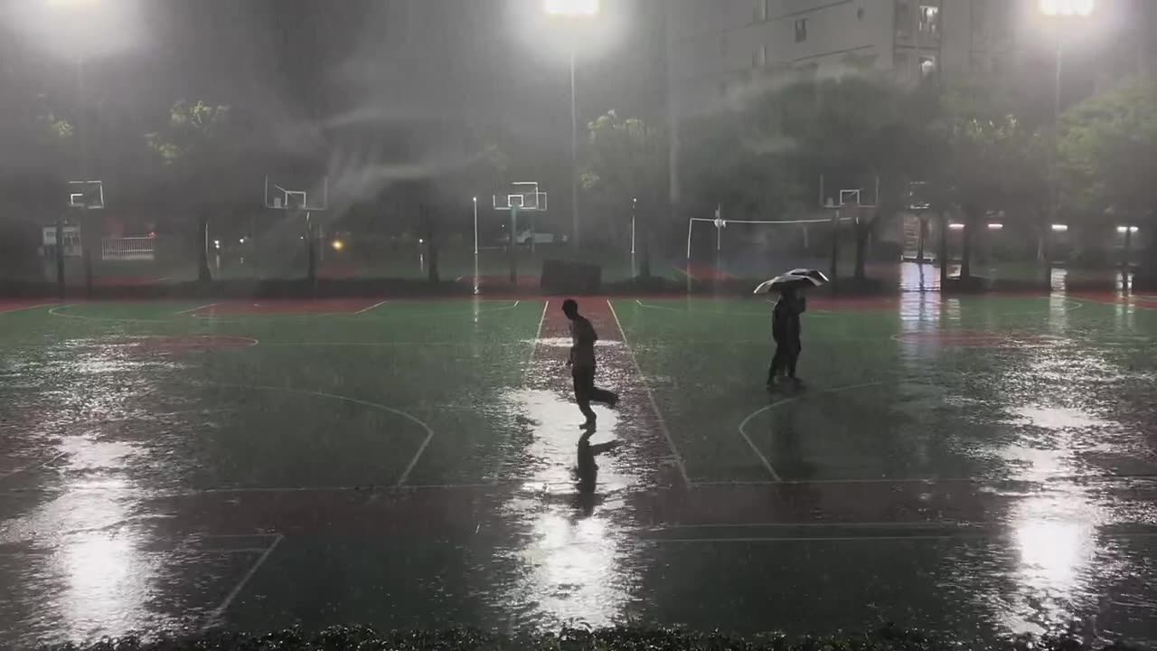 在雨中跳舞确实有点享受,跳了这么久第一次在雨中舞蹈,太帅了#街舞breaking#这就是街舞_腾讯视频