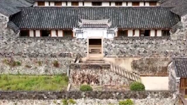 凤岐吴氏大宅依山而建,是我国传统居民建筑的宝贵遗产,其宏伟气势震惊地质考察组