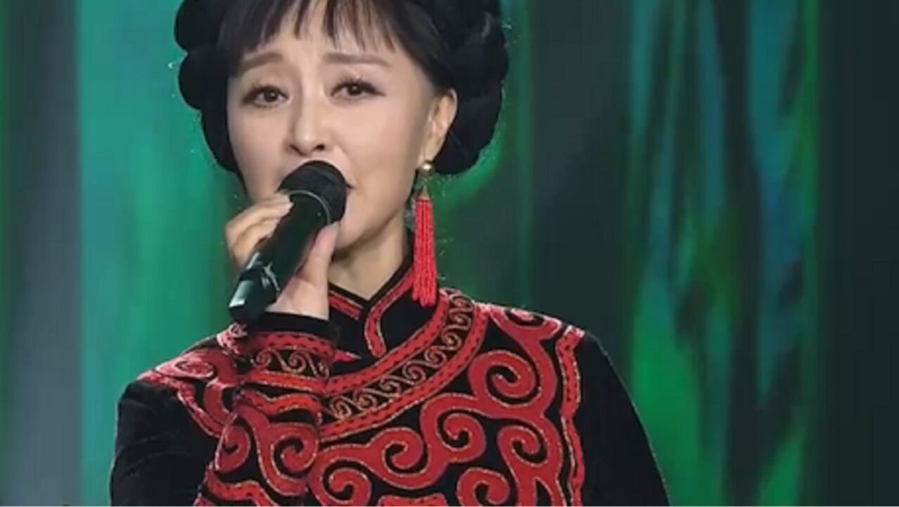 曲比阿乌演唱《有一个美丽的地方》,歌声悠扬,让人着迷