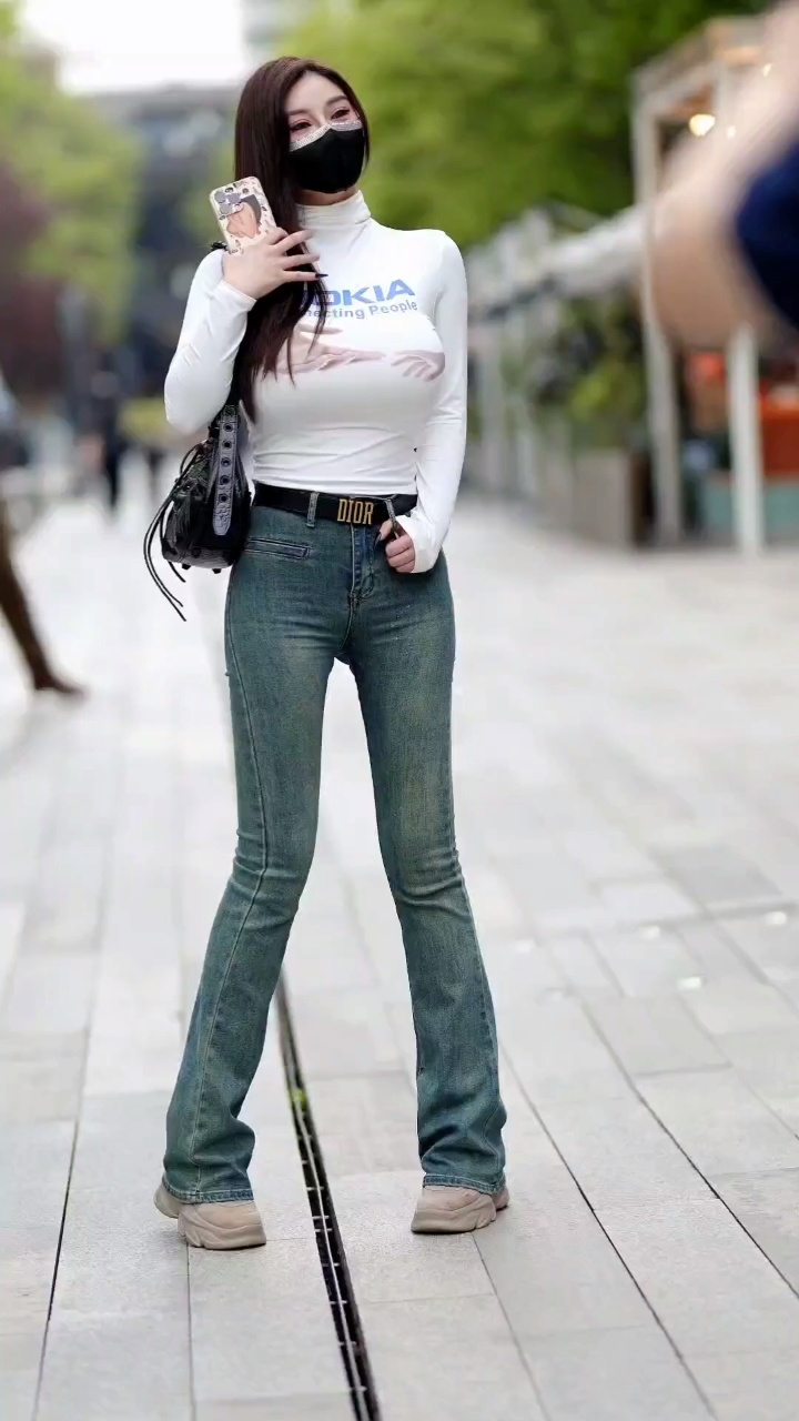 小姐姐这身材标准的s型吧