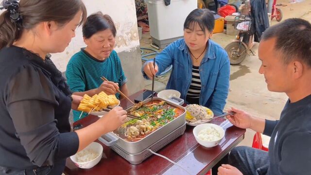 地里花生忙完了,买条鱼做家庭烤鱼,鲜嫩入味吃着真解馋