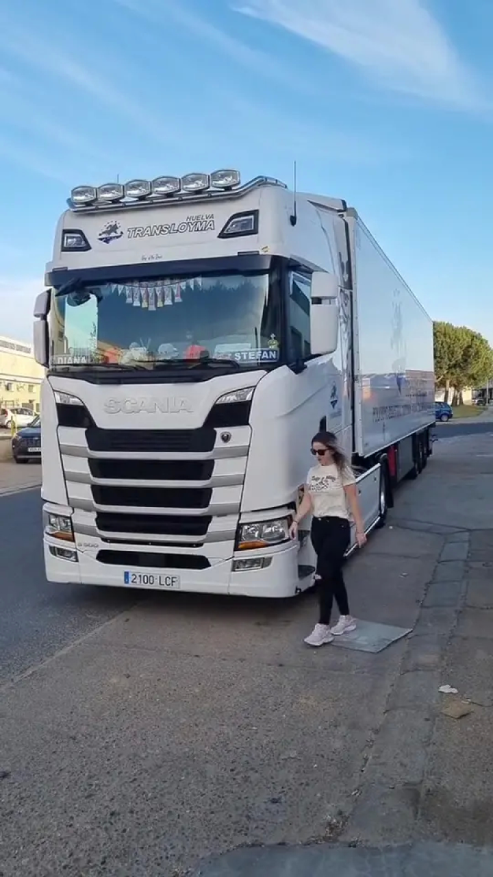 开车累了下来跳一段#欧洲卡车 #卡车 #欧卡女司机 #全国卡友