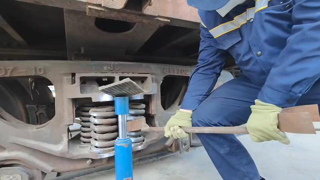 更换空车摇枕弹簧