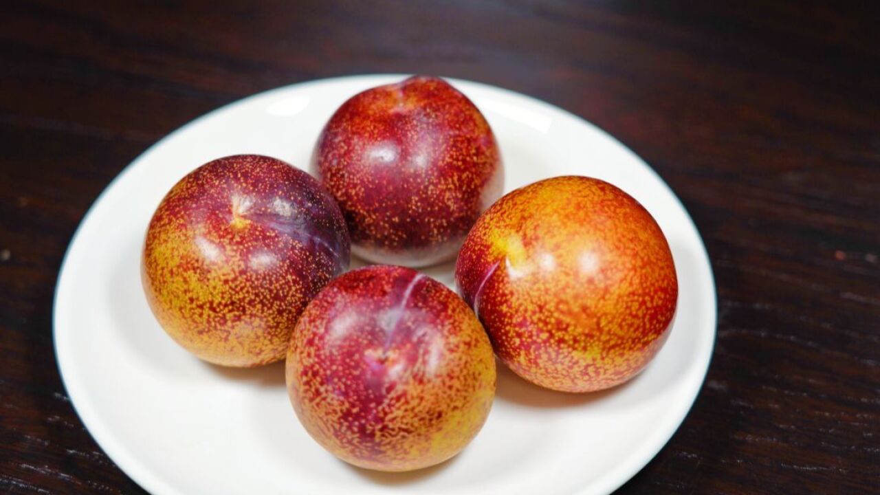 酒店来了位师傅,开口年薪要10万,老板:先把这4个李子切一下