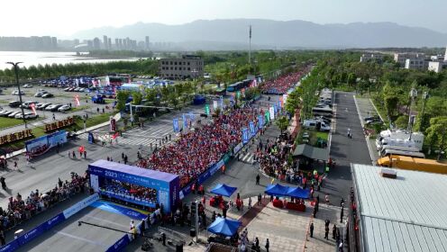 4月16日，2023“庐山杯”九江马拉松激情开跑！来自五湖四海的一万多名选手相聚赛城湖畔，共赴一场马拉松跑者的狂欢盛宴。