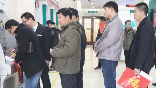 银行为什么总让客户去ATM机取钱?工作人员说漏嘴,原来暗藏玄机