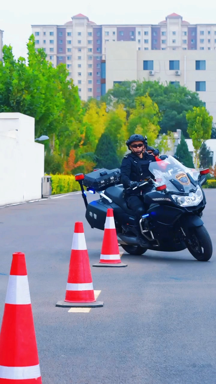 银川市公安局特警支队警用摩托车驾驶技能演示
